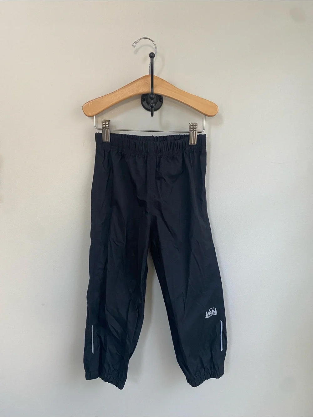 NWOT REI Kids Rainer Black Rain Pants – Lightweight Waterproof Bottoms 4T